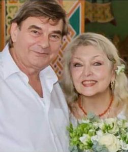 Alături de soţul său, Cristian Bârlădeanu, sărbătorind Nunta de Argint.