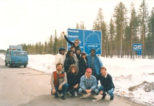 Doru Căplescu, alături de membrii formaţiilor „The Platters” şi „Electric-cord”, la Cercul Polar, în 1988 (Arhivă Stela Enache)