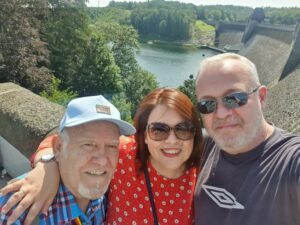 Oana Roxana Gherasim, soțul și tatăl ei. Cel din urmă, cunoscutul profesor de desen, Ion Neamțu.