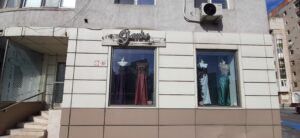 Ultimul sediu al magazinului și atelierului Casei de Modă "Licor", pe Bulevardul Mamaia, colț cu Strada Mircea cel Bătrân!