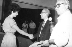 Nicolae Călinoiu (președintele juriului) și Eugen Aron (regizor artistic la Consiliul Culturii și Educației) îi înmânează Alinei Mavrodin Trofeul Mamaia, la "Interpretare". Arhiva personală Alina Mavrodin.