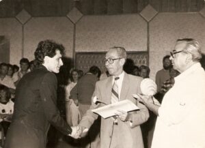 Pe 04 septembrie 1988, la festivitatea de premiere a Festivalului Mamaia'88. De la stânga la dreapta: Florin Apostol, Nicolae Călinescu (rectorul Universității Naționale de Muzică din București, președintele Uniunii Compozitorilor și Muzicologilor) și Eugen Aron (regizor și reprezentant al Consiliului Culturii și Educației). În extrema stângă, Mădălina Manole și Gabriel Cotabiță. Arhivă personală Florin Apostol.